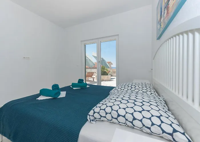 Family Friendly House With A Swimming Pool - 25219