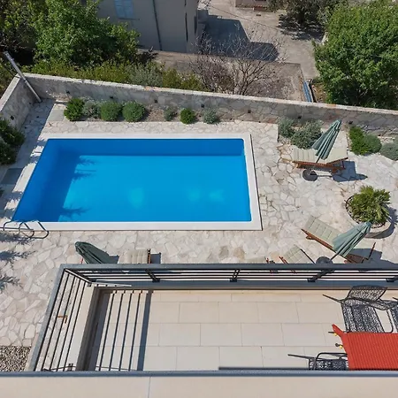 Family Friendly House With A Swimming Pool - 25219