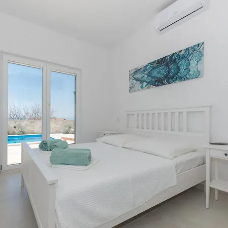 Family Friendly House With A Swimming Pool - 25219 度假居