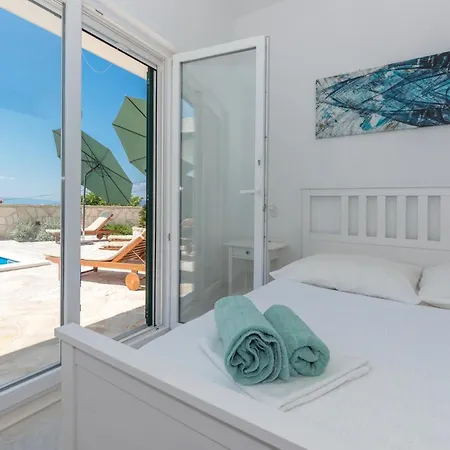 Family Friendly House With A Swimming Pool - 25219 度假居 *