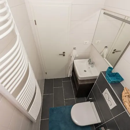 Family Friendly House With A Swimming Pool - 25219 度假居