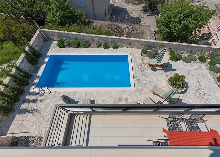 Family Friendly House With A Swimming Pool - 25219