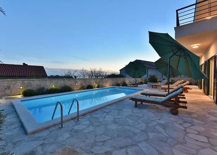 Family Friendly House With A Swimming Pool - 25219 Makarska