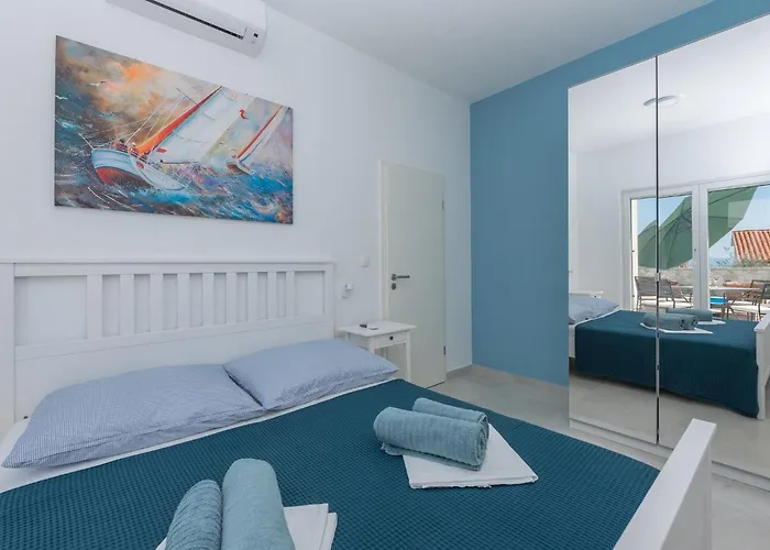 Family Friendly House With A Swimming Pool - 25219 *