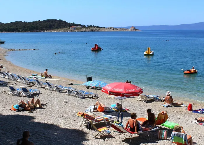 Family Friendly House With A Swimming Pool - 25219