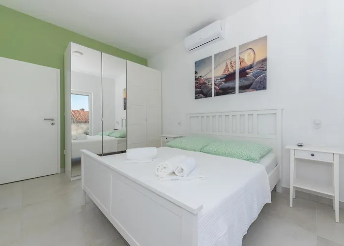 Vakantiehuis Family Friendly House With A Swimming Pool - 25219 Makarska