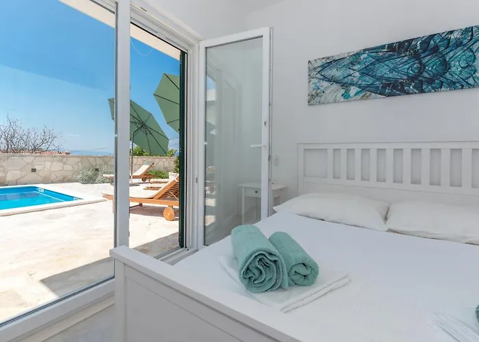 Family Friendly House With A Swimming Pool - 25219 Holiday home *