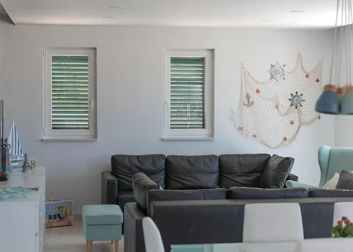 Family Friendly House With A Swimming Pool - 25219